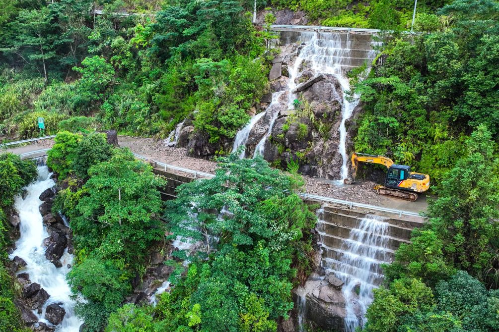 浙江遭遇台风“甩尾” “白海豚	”为何后期雨量这么大？