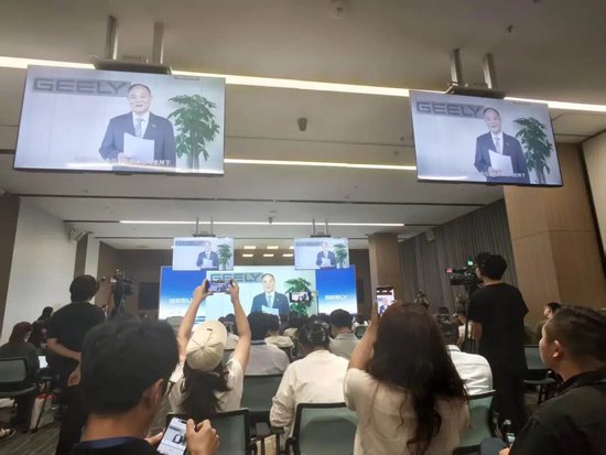 李书福，辞任！安聪慧，接任！