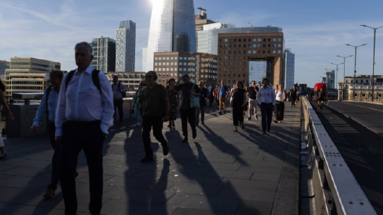 英国雇主开始裁员	，劳动力市场进一步走弱